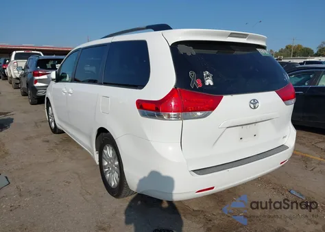 2013 Toyota Sienna Xle V6 8 Passenger z USA, uszkodzony, nr VIN 5TDYK3DC1DS380956